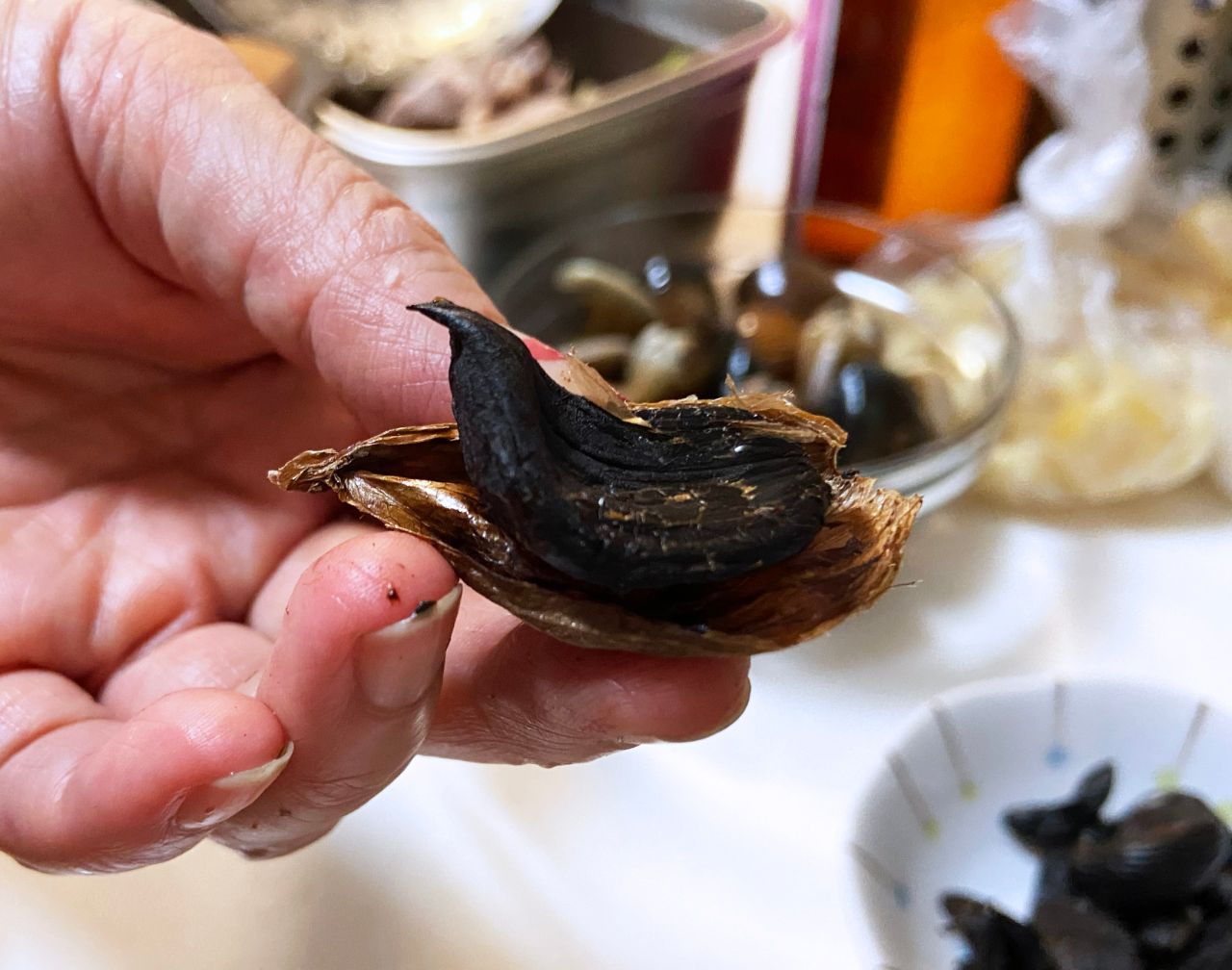黑蒜蛤蜊雞湯：黑蒜頭

