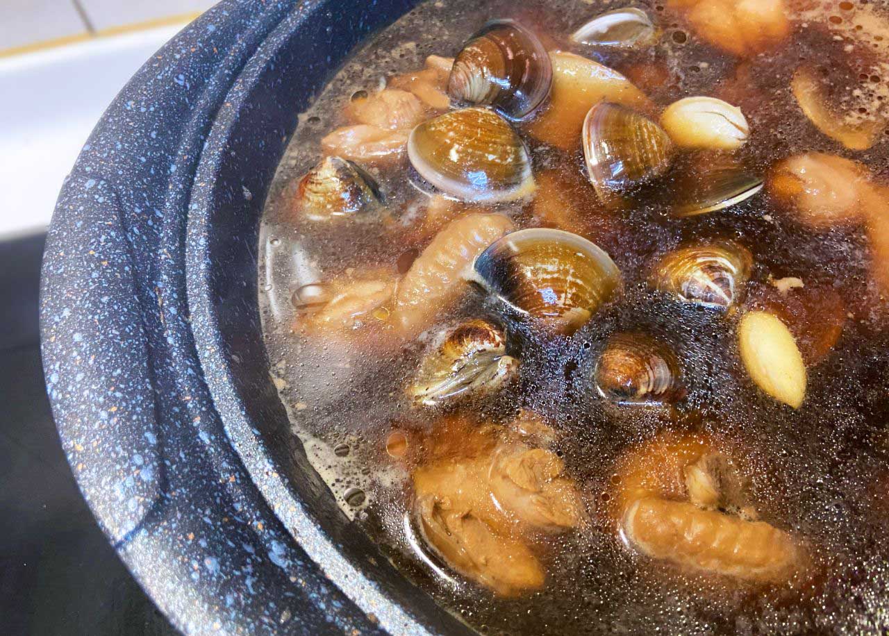 黑蒜蛤蜊雞湯料理