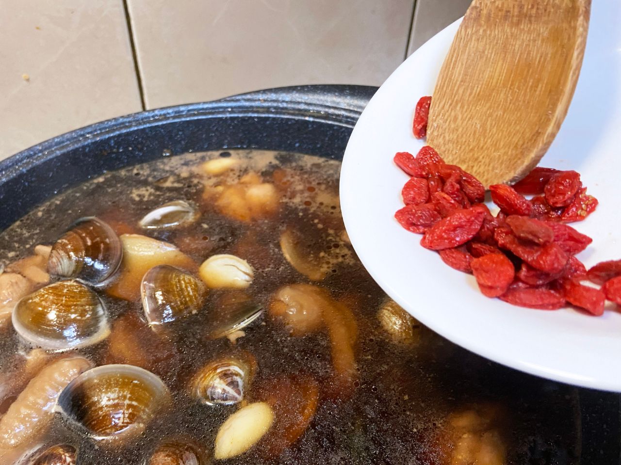 黑蒜蛤蜊雞湯料理